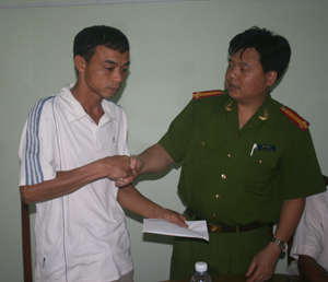 Lãnh đạo công an huyện Kim Bôi trao vốn vay cho anh Bùi Văn Lưu (xóm Vố - xã Kim Bôi).

